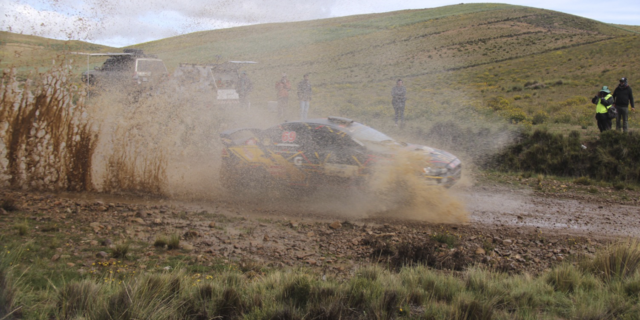 El coche 69 de Alí Eid Jr. cruza un río en medio de agua y barro, lo que le dio espectacularidad. 