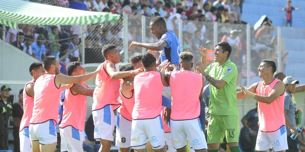 Los jugadores de San Antonio congratulan a Daniel Silva. | Foto: APG