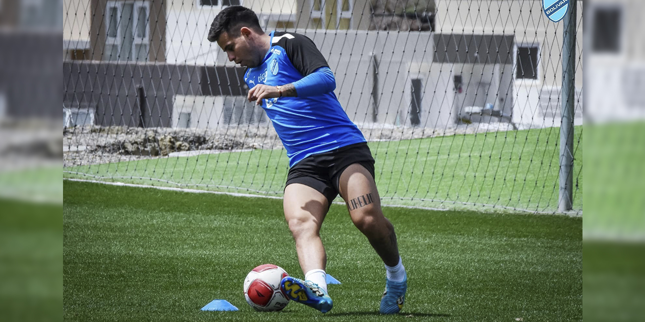 Henry Vaca controla la pelota en la práctica de Bolívar, ayer en el CAR de Ananta.