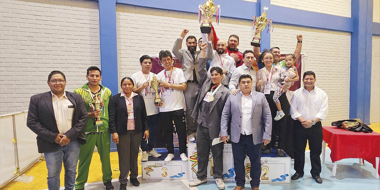 El festejo de los campeones nacionales de karate. | Foto: Feboka