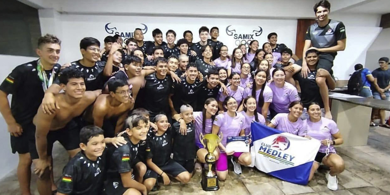 Integrantes del equipo de Medley, campeón nacional de natación.