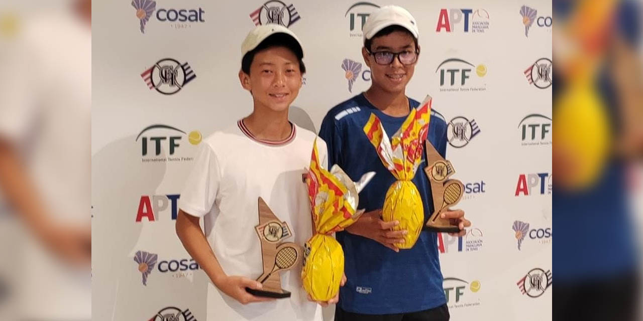 Los tenistas Sejas y Rivero lucen orgullosos con sus premios y trofeos. | Foto: Asociación de Tenis de Santa Cruz