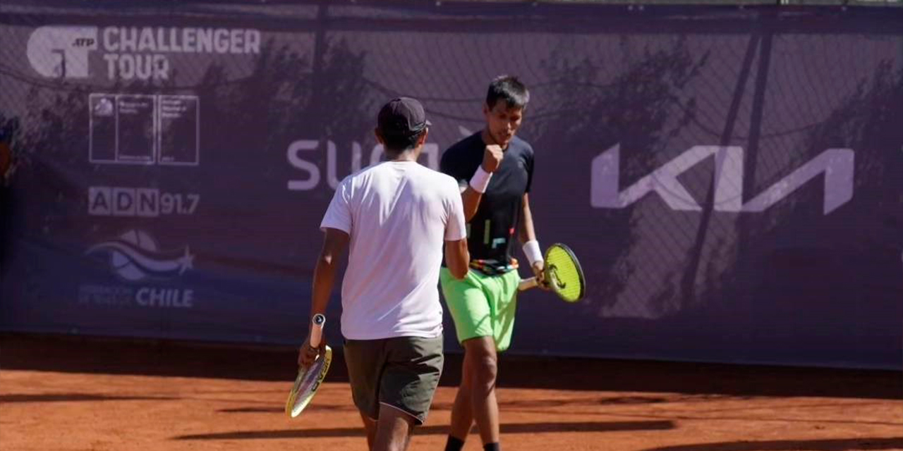 Federico Zeballos con la mano empuñada festeja el triunfo con su compañero Boris Arias. Foto: Challenger SANTIAGO