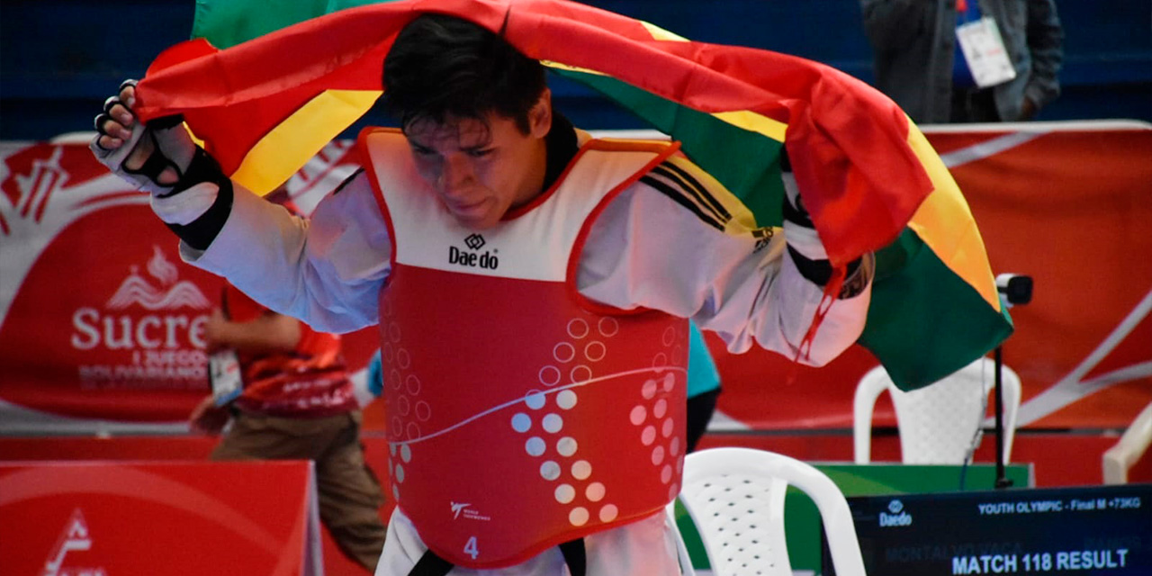 Juan Pablo Montalvo Vaca celebra con la bandera boliviana el triunfo. Fotos: Ministerio de Salud y Deportes