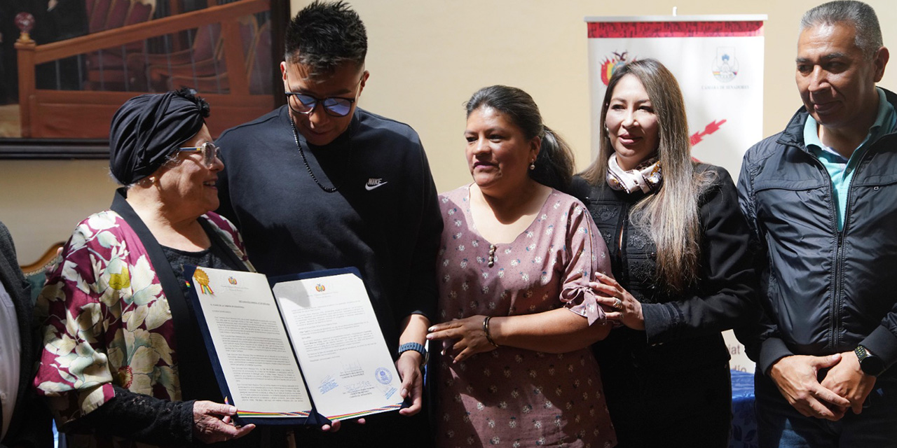 Conrrado Moscoso recibe la distinción camaral de la senadora Silvia Salame (izq.).