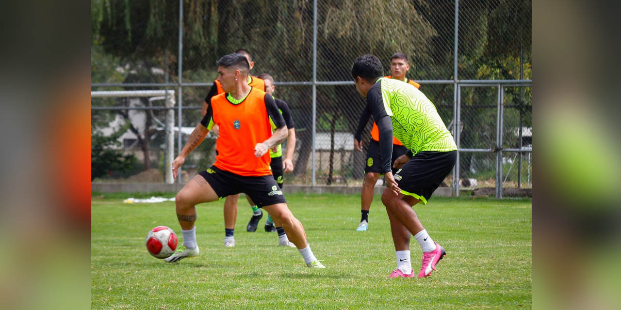 Jugadores de San Antonio se preparan para recibir a Bolívar, mañana en Entre Ríos. | Foto: San Antonio