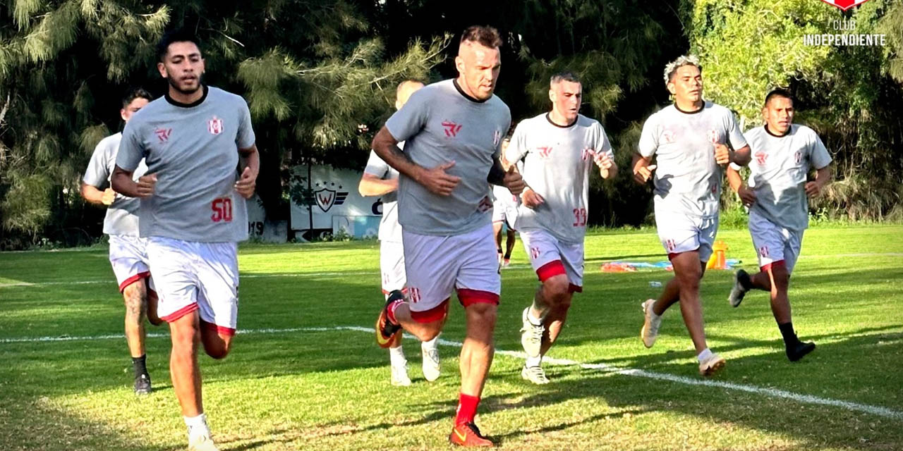 Jugadores de Independiente en plena labor física antes del duelo contra San Antonio. | Foto: Independiente