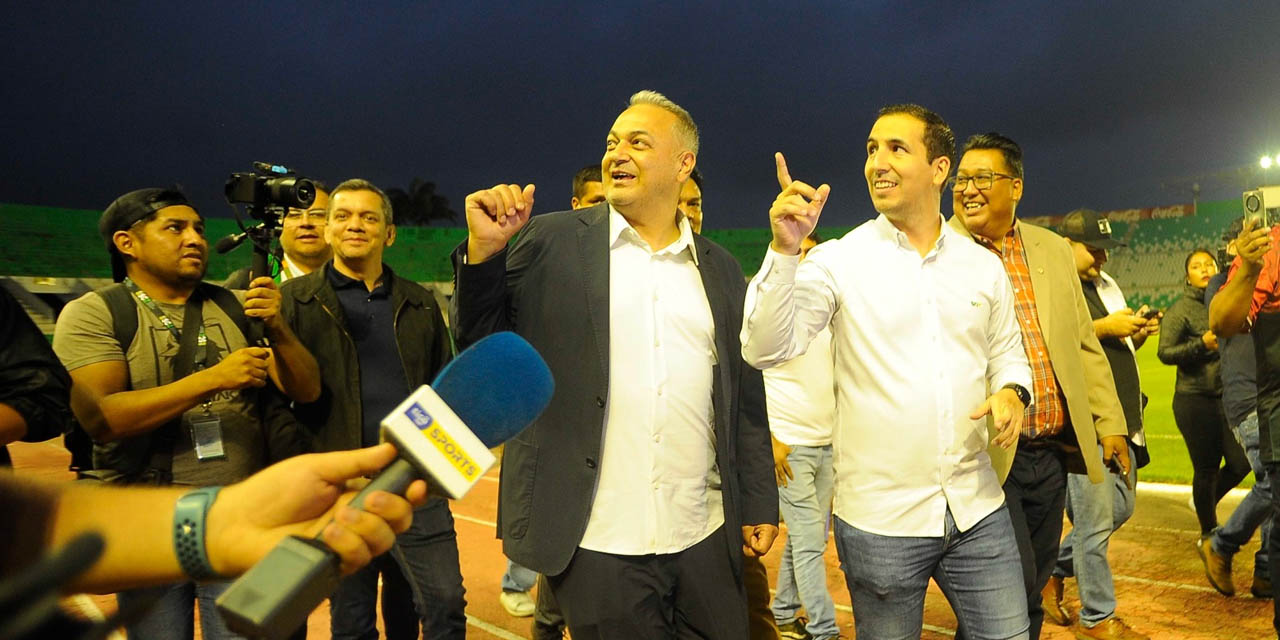 El presidente de la FBF, Fernando Costa, junto al director del Sedede de Santa Cruz, Carlos Dabdoub, en la inspección al estadio ‘Tahuichi’. | Foto: Aurora