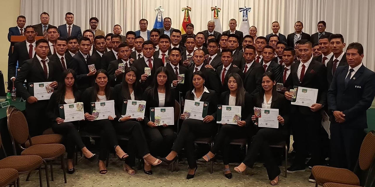 Árbitros que recibieron la certificación y la insignia Pro para dirigir partidos de la División Profesional y la Copa Simón Bolívar. | Foto: Gentileza Zona Mixta