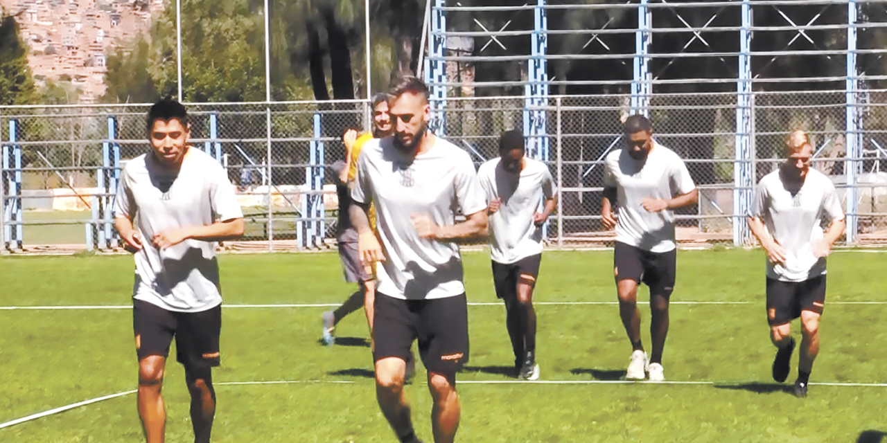 Jugadores del Tigre en un trabajo regenerativo en la parte física en Cochabamba.