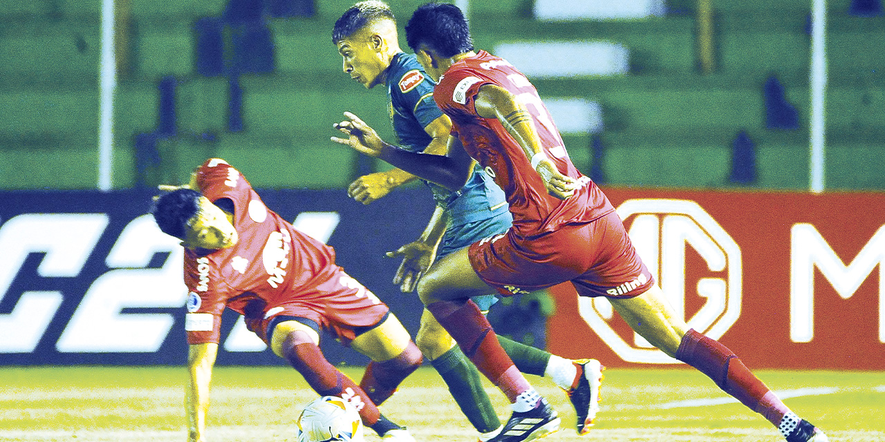 Una incidencia del partido que  ganó el elenco argentino de Belgrano al equipo tarijeño de Real Tomayapo, anoche en Santa Cruz.