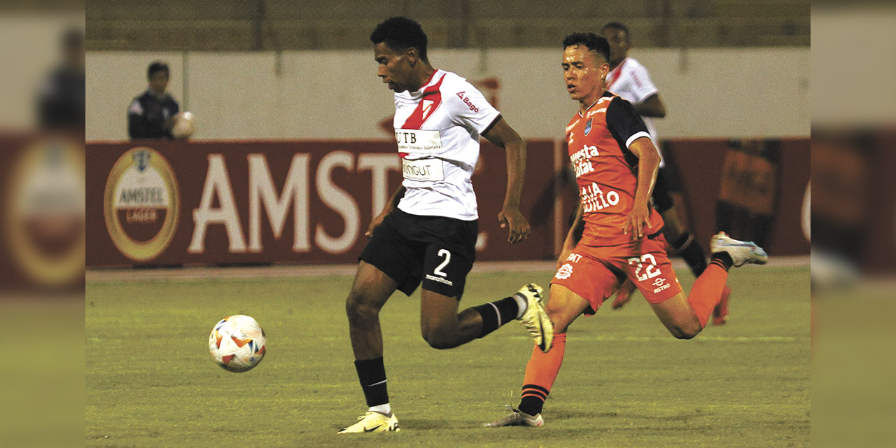 Diego Medina (2) de Always lleva el balón ante la marca de Franchesco Flores (22) de César Vallejo.