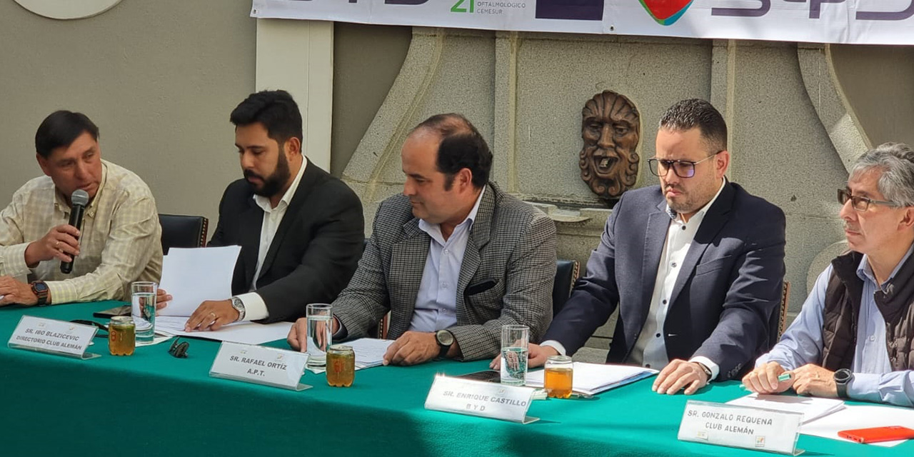 Autoridades del Club Alemán y  del torneo en la presentación.