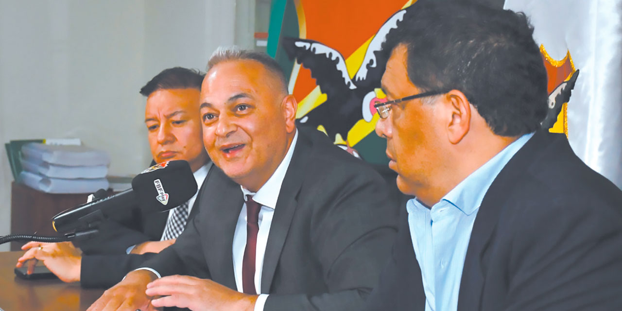 El presidente de la FBF, Fernando Costa (c), durante el anuncio de iniciar una demanda en la justicia ordinaria a Noel Montaño. Foto: APG