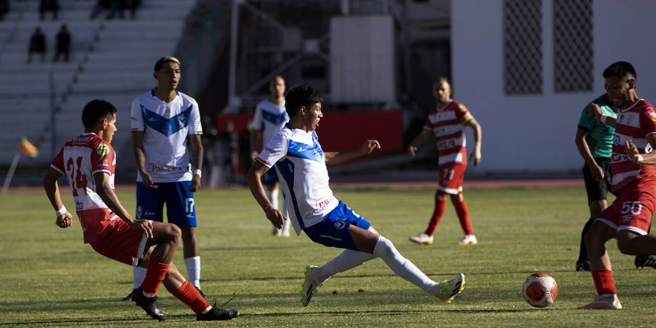 Una incidencia del partido entre GV San José e Independiente, que se jugó en Oruro. | Foto: APG