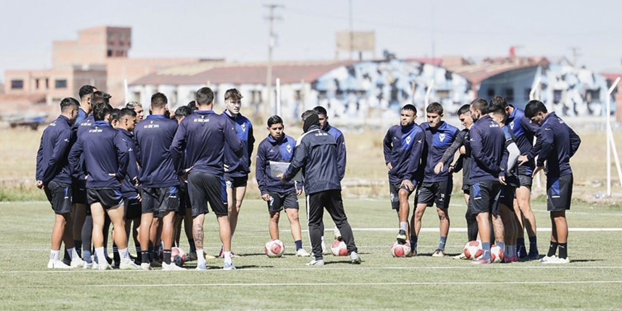 Jugadores del equipo orureño escuchan las instrucciones del técnico Rolando Carlen.