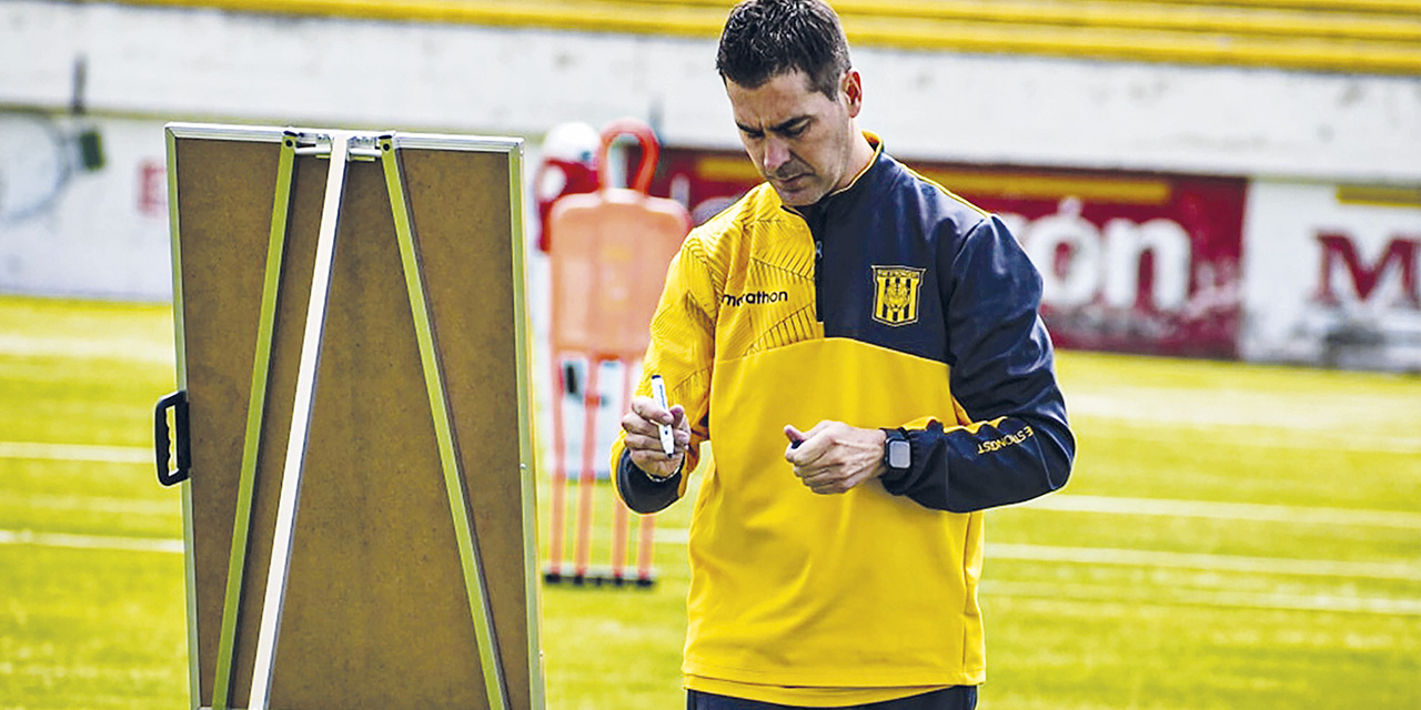 El entrenador español Ismael Rescalvo volverá a dirigir al primer plantel de The Strongest. | Foto: Archivo