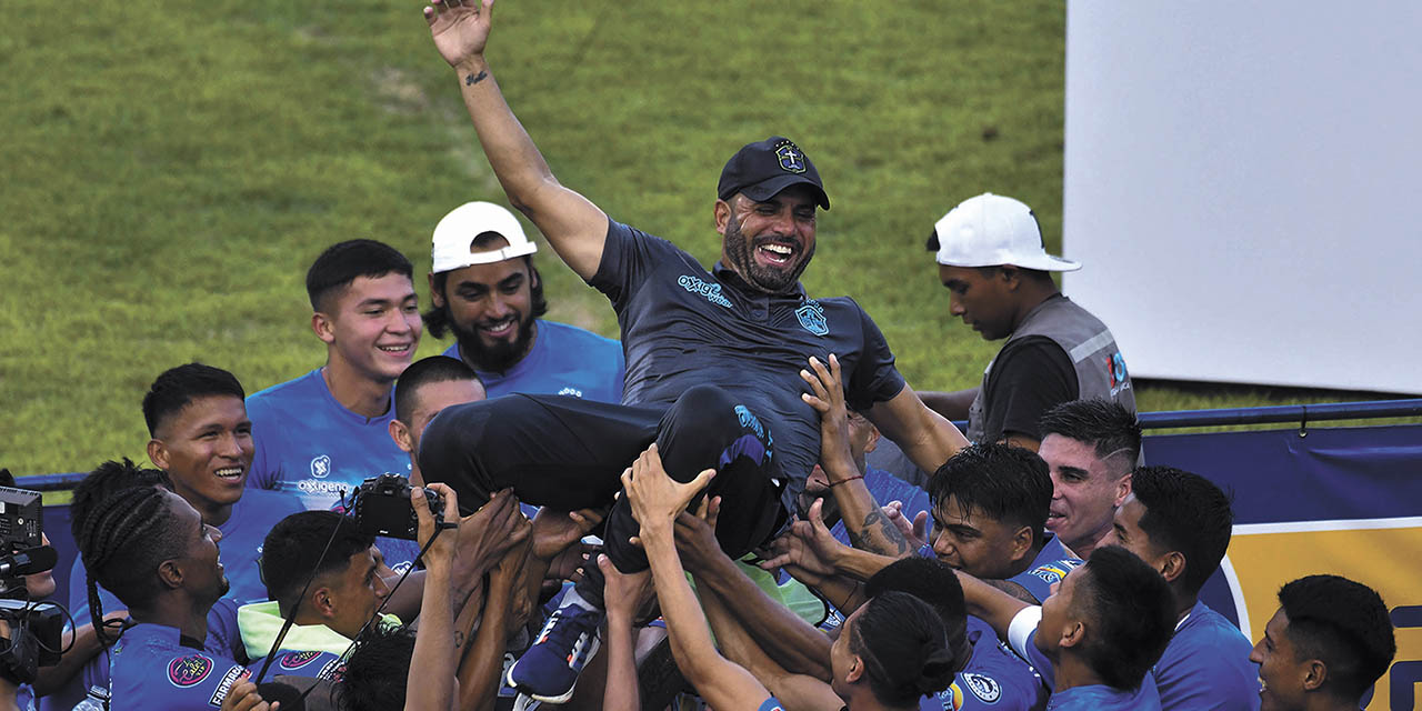 La alegría de Thiago Leitao después de conquistar, con San Antonio, su primer título como entrenador.