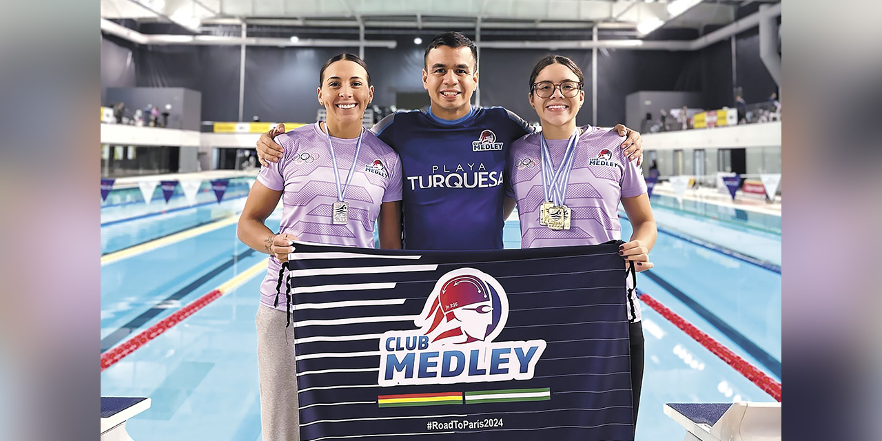 Las nadadoras bolivianas festejan el buen desempeño que cumplieron en el Open de Argentina.  | Foto: Club Medley