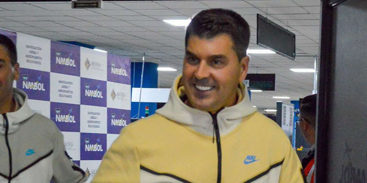 El técnico Ismael Rescalvo a su llegada al Aeropuerto Internacional de El Alto. Foto: THE STRONGEST