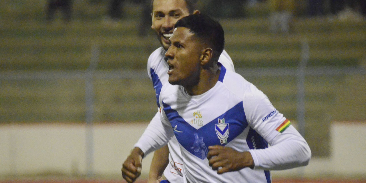 Percy Loza de GV San José grita su gol junto a su compañero Hernán Rodríguez (atrás).