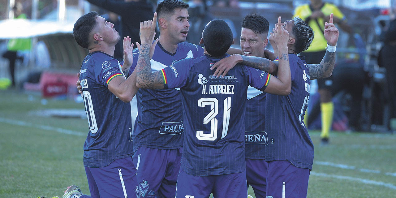 Jugadores de GV San José festejan la victoria en suelo cruceño.