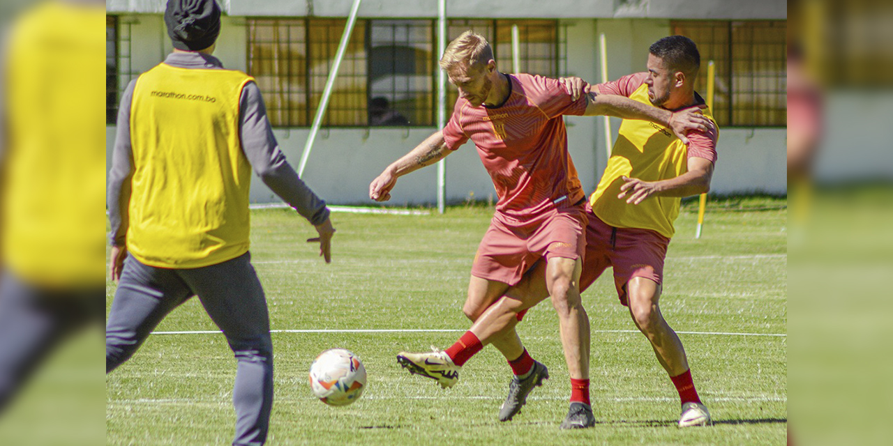 Maxi Caire domina el balón ante la marca de Rodrigo Ramallo en la práctica del cuadro atigrado, en Achumani.