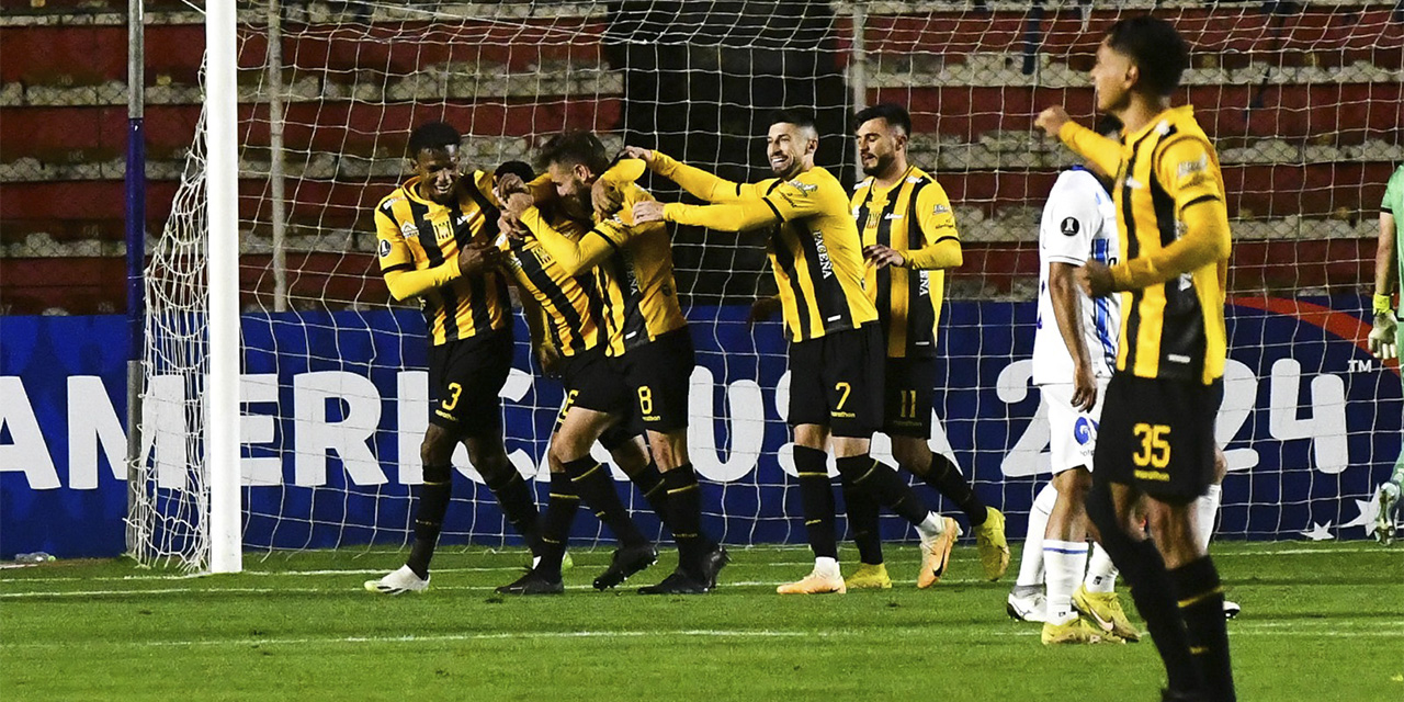 Jugadores del Tigre celebran la clasificación a los octavos de final de la Copa Libertadores.