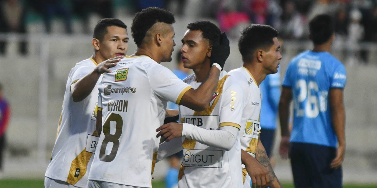 Ayron del Valle (8) celebra su gol con su compañero Moisés Paniagua y José Martínes. | Foto: APG