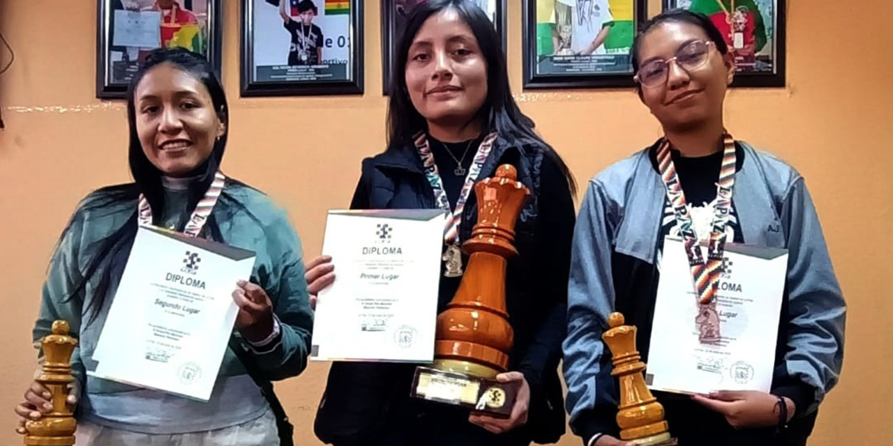 Las ganadoras del tercer Grand Prix nacional de ajedrez.