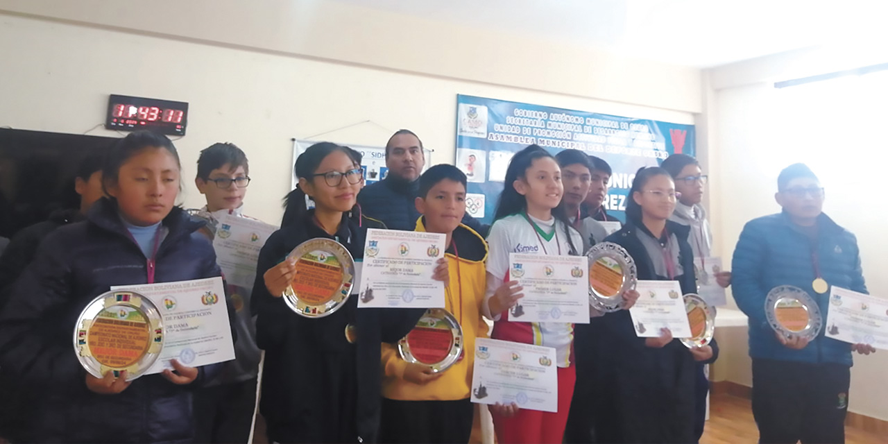 Los ajedrecistas ganadores del campeonato nacional individual de secundaria. | Foto: FBA