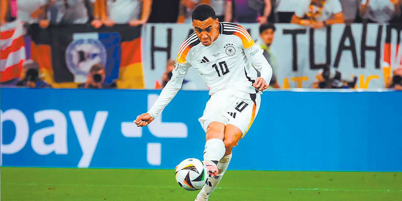 Jamal Musiala, de Alemania, prueba un disparo al arco rival. Foto: @DFB_Team_EN