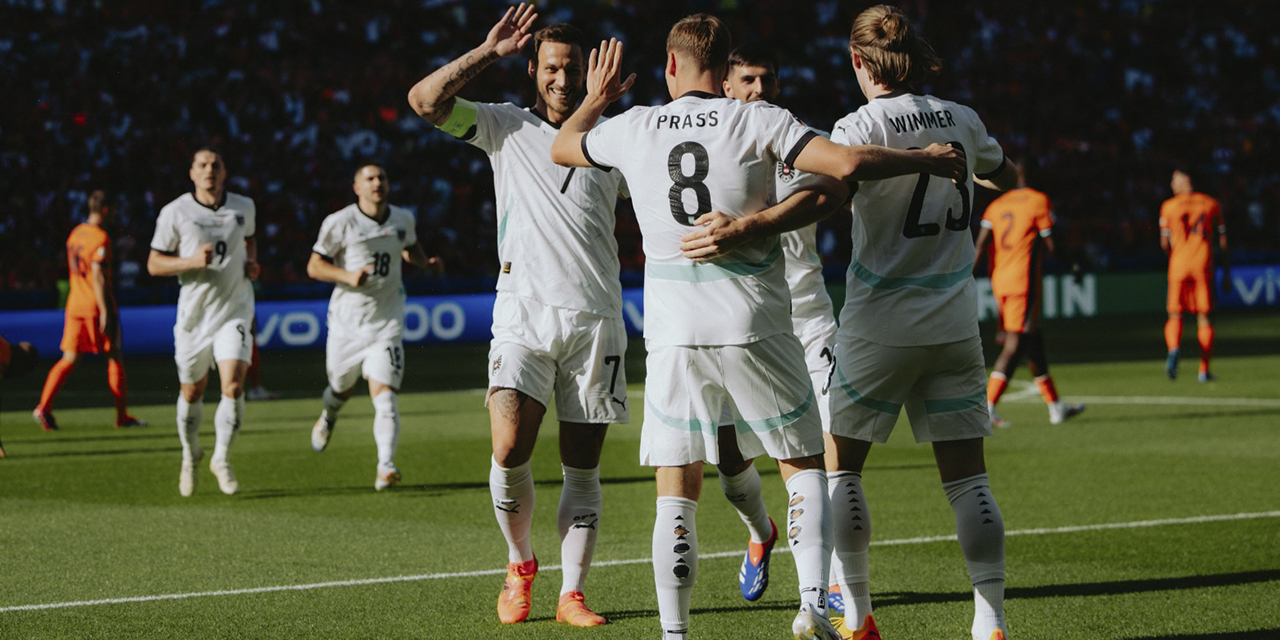 Seleccionados austriacos celebran la victoria ante Países Bajos.