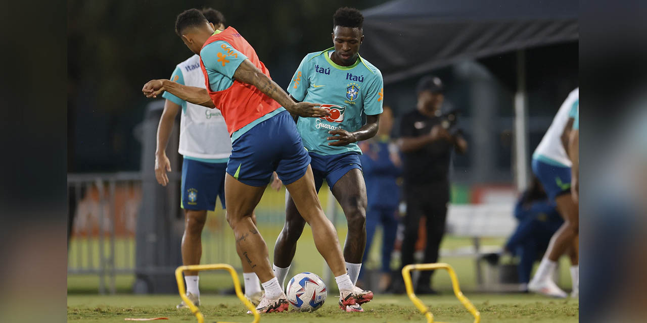 Vinicius Junior (de frente) en la práctica de la selección brasileña.