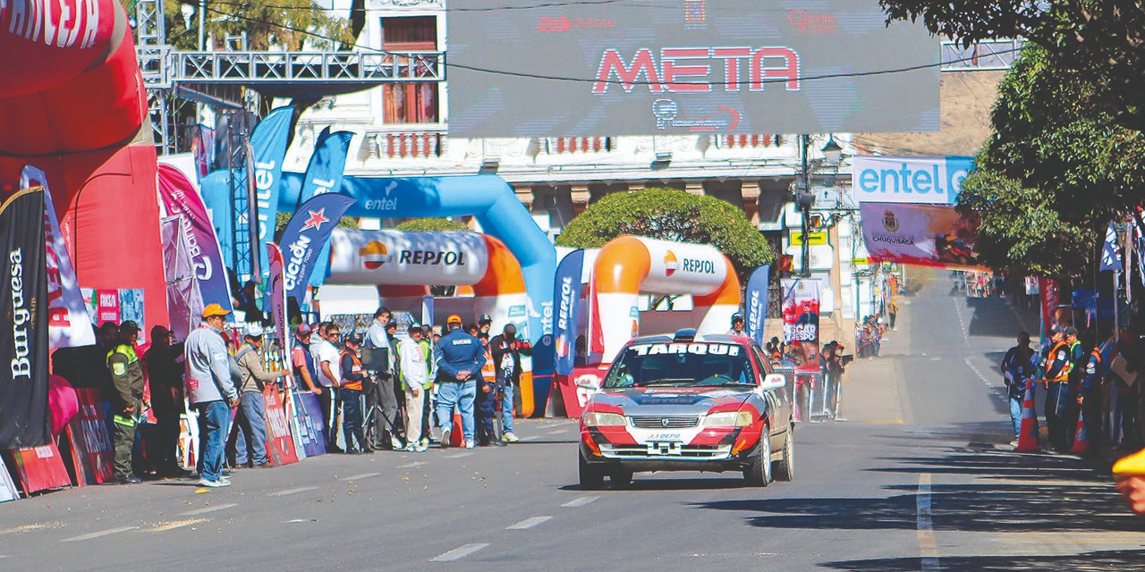 El coche de Jhonny Tarqui en plena carrera.