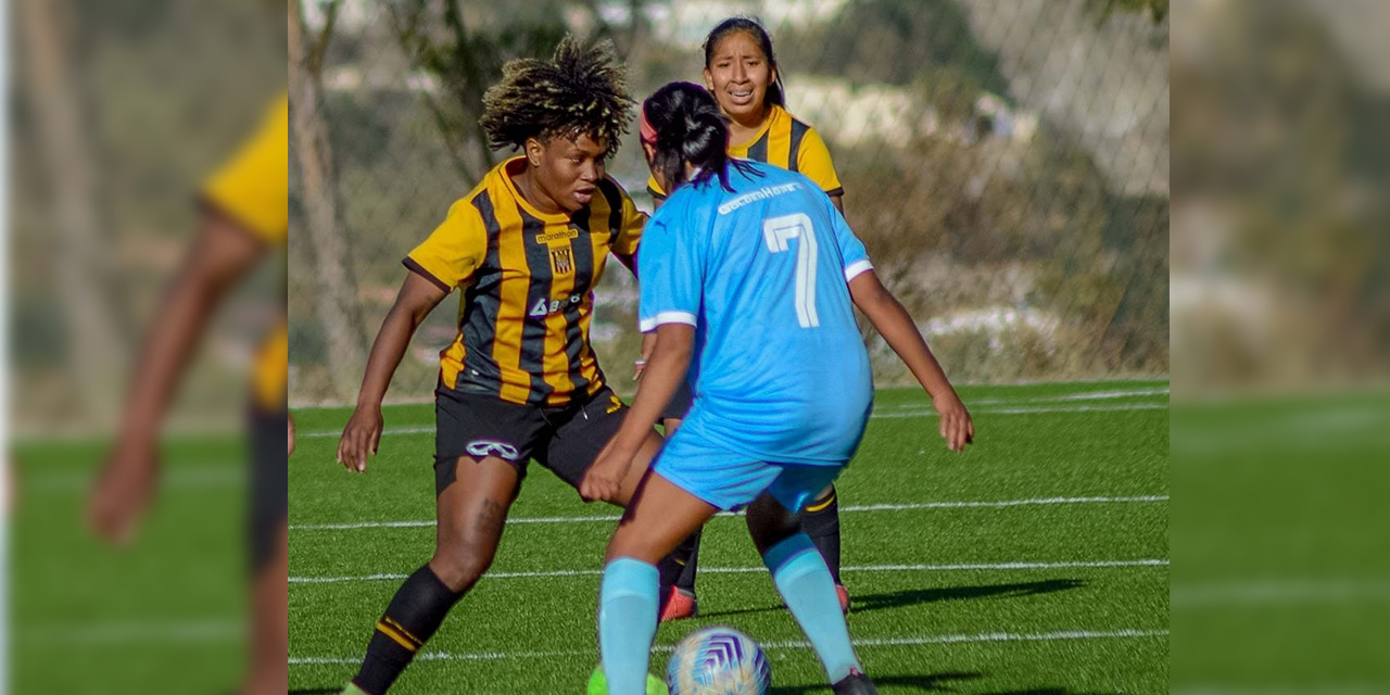 Una incidencia del clásico paceño femenino que se jugó en Ananta. Foto: THE STRONGEST