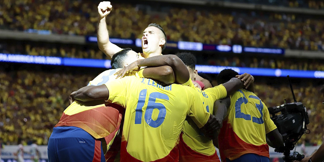 Seleccionados colombianos celebran la victoria sobre Paraguay en el debut.