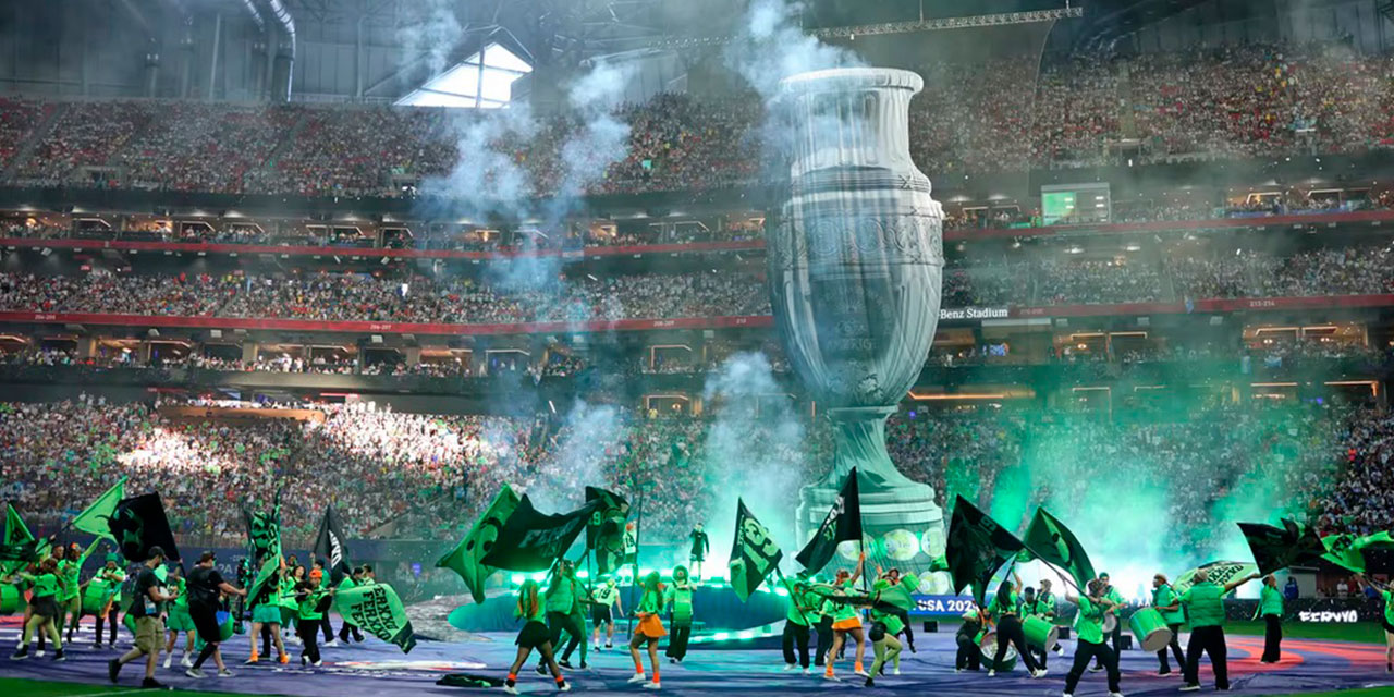 Una escena del acto inaugural de la Copa América con el ingreso del cantante Feid y su banda. Fotos: CONMEBOL