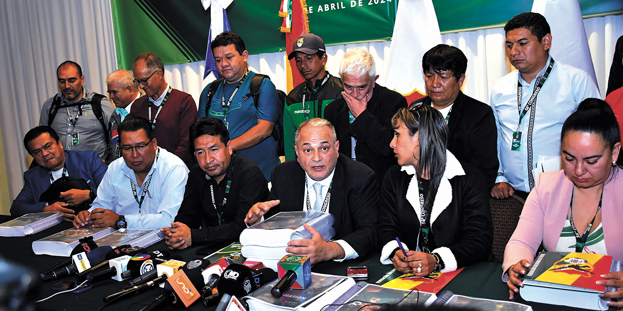 Dirigentes de la Federación Boliviana de Fútbol que asistieron al Congreso Extraordinario. Foto: Archivo