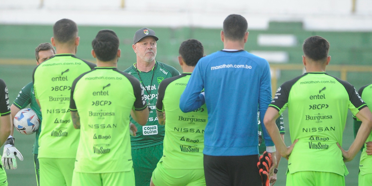 Zago en la charla técnica con los jugadores de la Selección boliviana. | Foto: APG / FBF