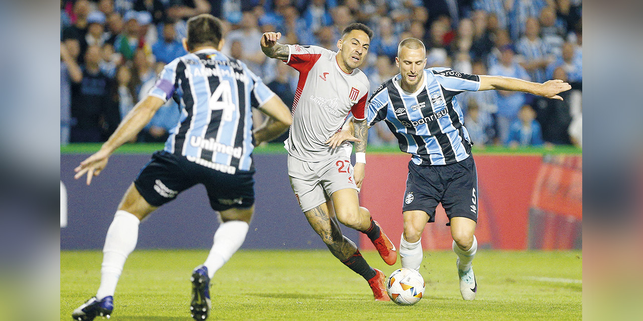 Una escena del cotejo que igualaron Gremio y Estudiantes de La Plata en Brasil. | Foto: Conmebol