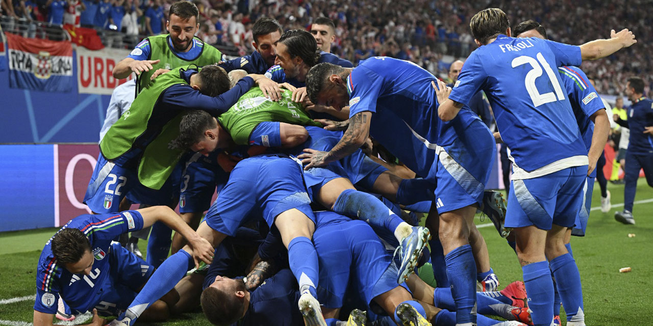 Jugadores del seleccionado italiano congratulan a Mattia Zaccagni, autor del gol de la clasificación.