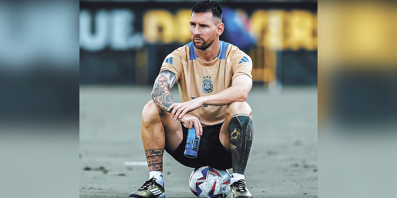 Lionel Messi, en una pausa, observa el trabajo de sus compañeros del seleccionado argentino.