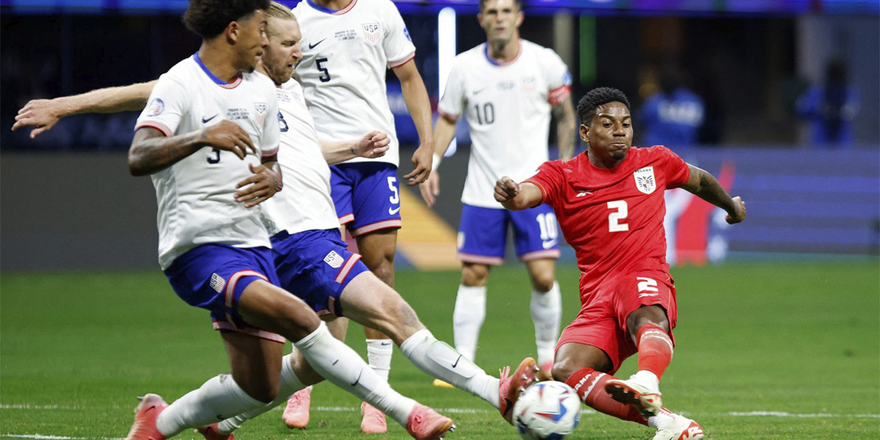 César Blackman (2) de la selección de Panamá dispara de zurda al arco de Estados Unidos.