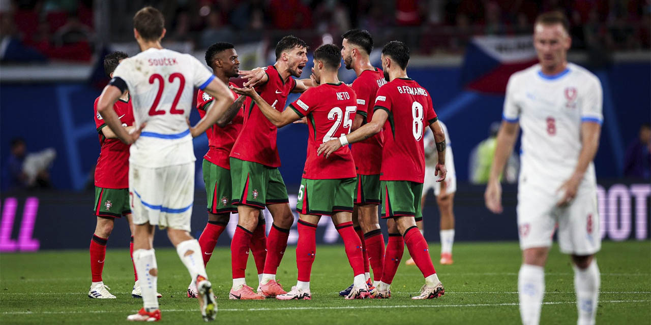 Jugadores de la selección portuguesa celebran la sufrida victoria en la Eurocopa.