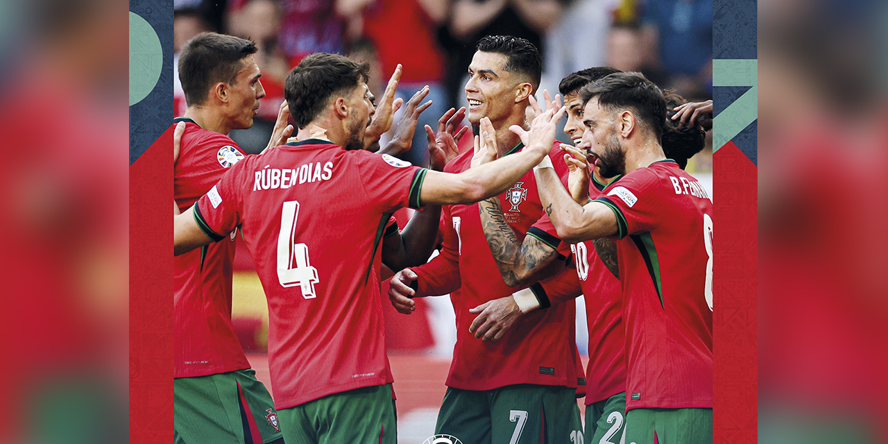 Seleccionados de Portugal, liderados por Cristiano Ronaldo, festejan la victoria que los pone en la siguiente ronda. | Foto: @selecaoportugal