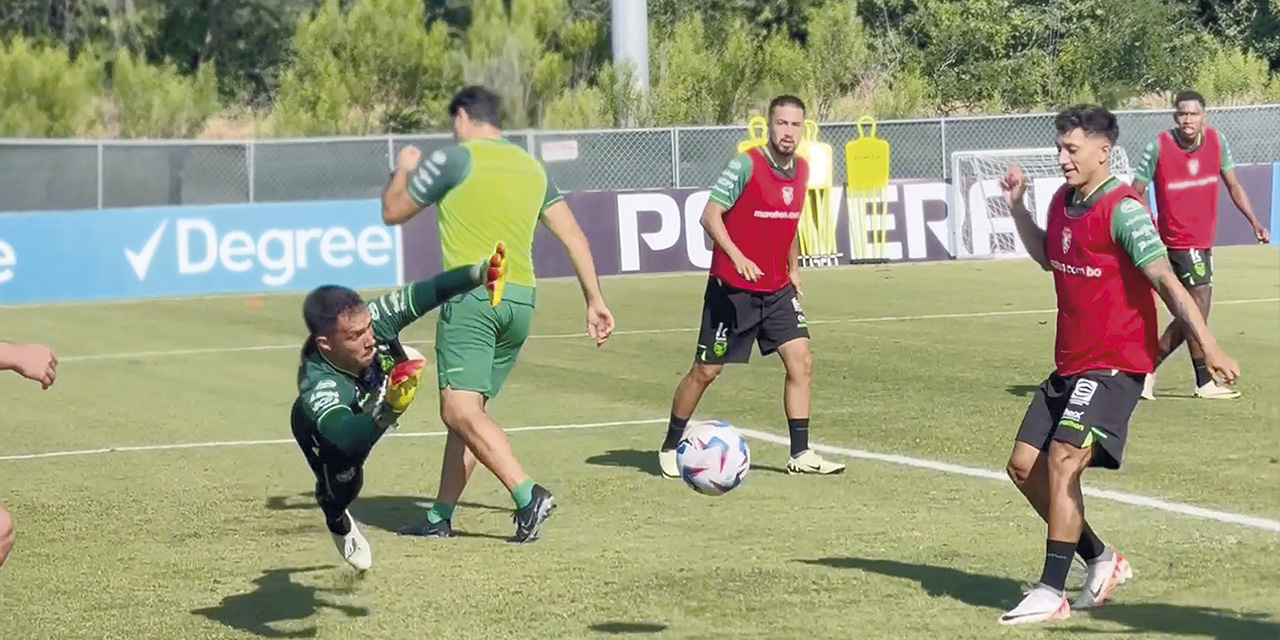 Una incidencia de la práctica de fútbol de la Selección, en el campo de juego de la Universidad de Dallas. | Fotos: FBF