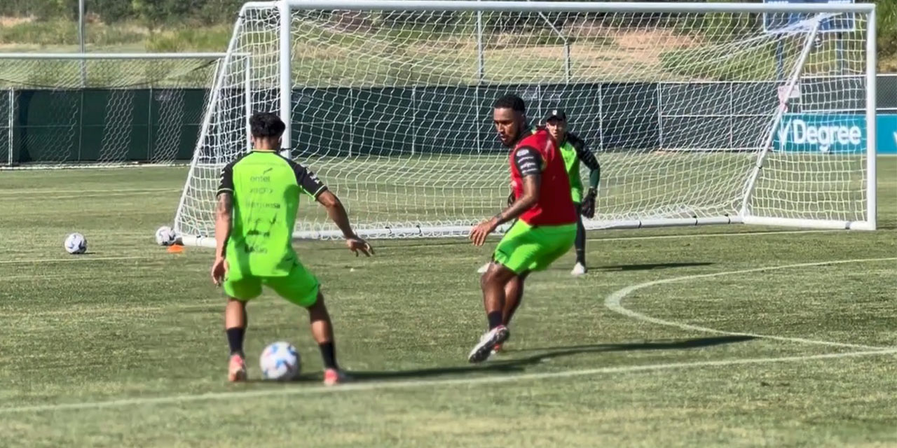 Adrián Jusino (der.) en la práctica de fútbol que cumplió ayer la Selección en Texas.