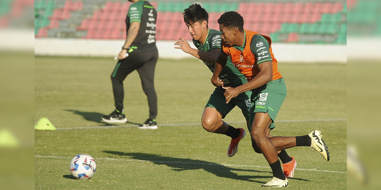 Miguel Terceros y Diego Medina luchan por la posesión de la pelota  en la práctica de la Verde.