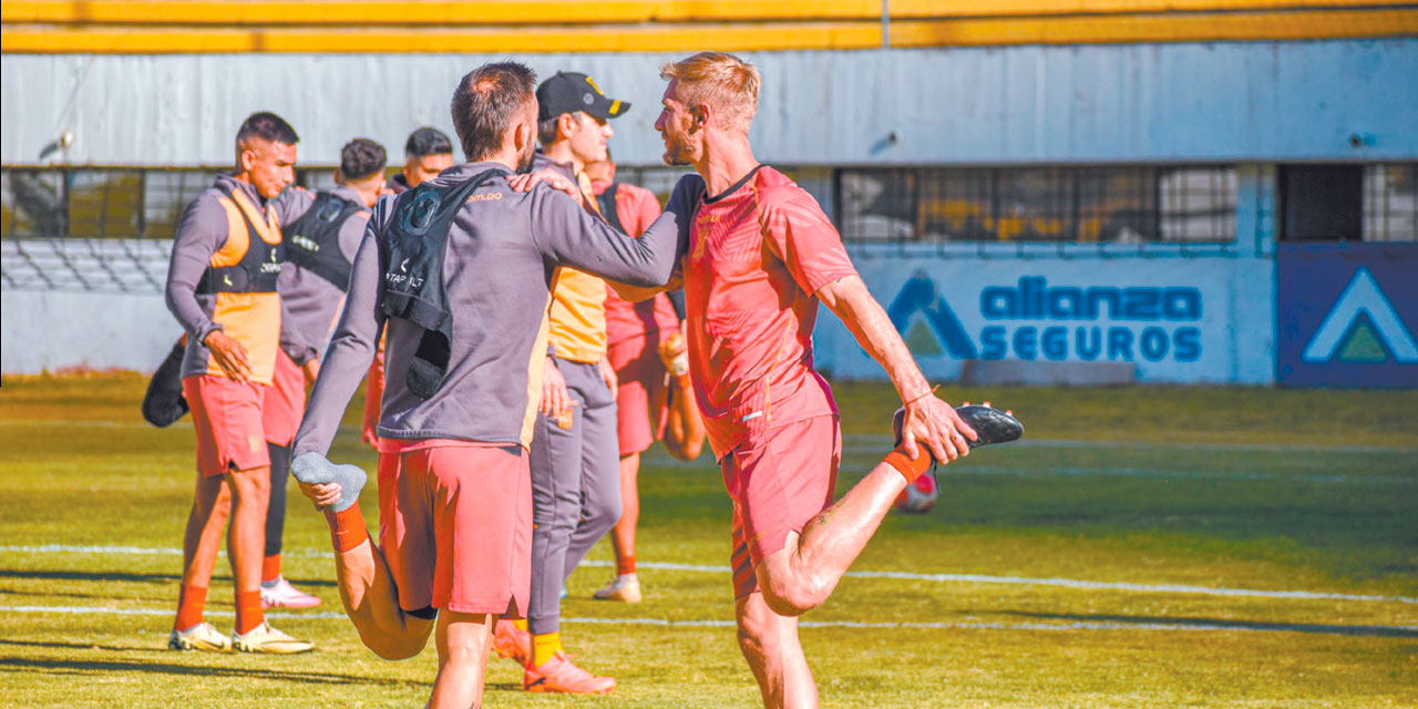 Jugadores del cuadro atigrado en el trabajo físico, en el estadio de Achumani. Foto: THE STRONGEST